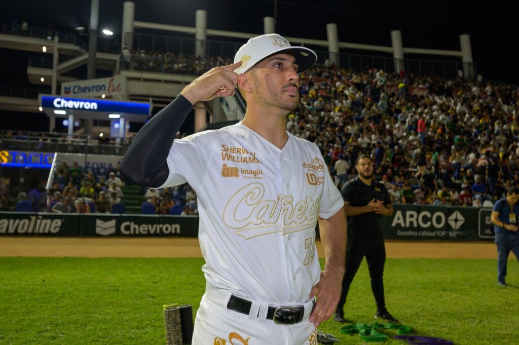 El infielder mexicano Isaac Rodríguez en la jornada inaugural en la casa de los Cañeros