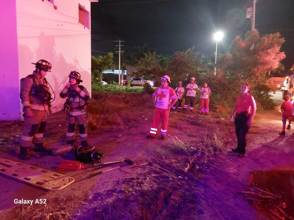 Movilización de Bomberos, Cruz Roja y Seguridad Pública hacia la bodega abandonada