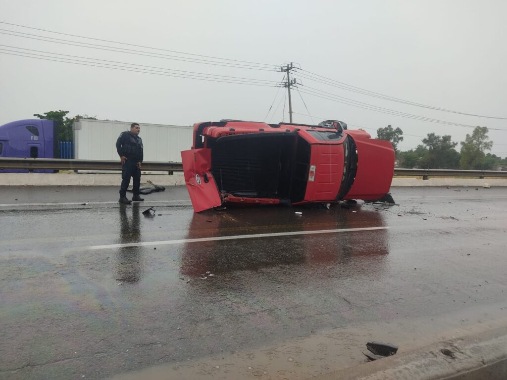 Policía Municipal de Guasave junto a la camioneta volcada sobre la México 15