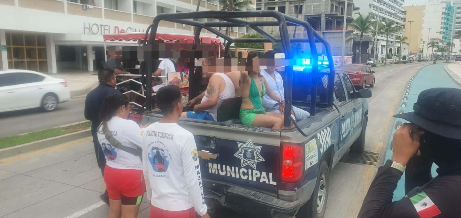 Personas detenidas a bordo de una patrulla por romper los sellos de restricción e ingresar al mar