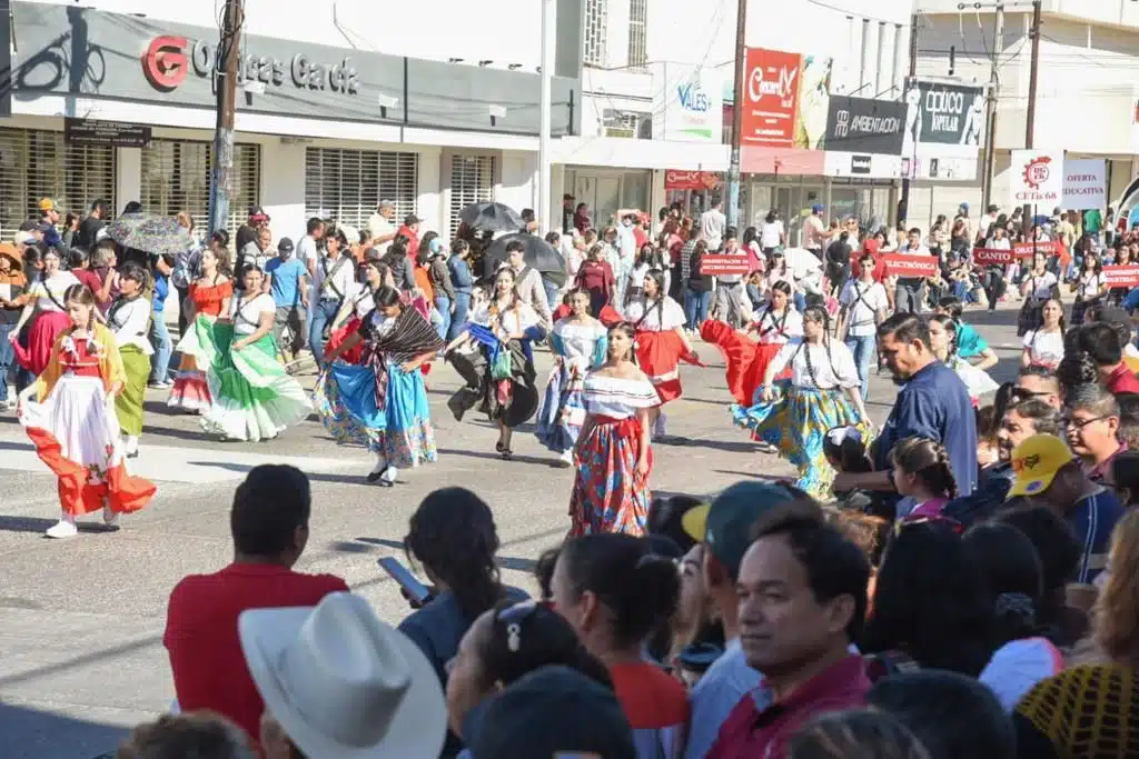 Desfile cívico por la Revolución Mexicana en el municipio de Ahome