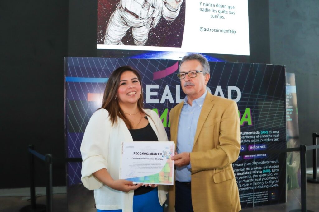 Carmen Victoria Félix Cháidez recibiendo su reconocimiento en el Centro de Ciencias de Sinaloa