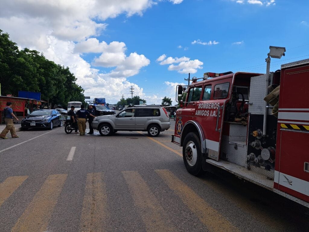 Camión de bomberos en el lugar donde ocurrió el choque