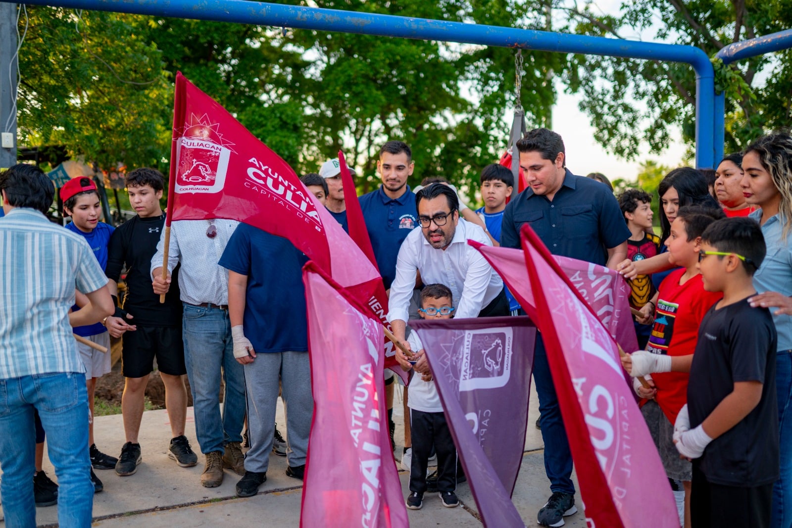 Alcalde dando banderazo a las obras con sentido social en colonias de Culiacán