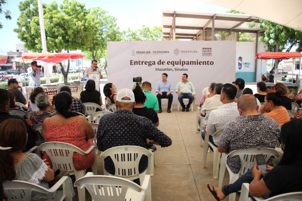 Entrega de apoyos por parte del programa Equipa Sinaloa