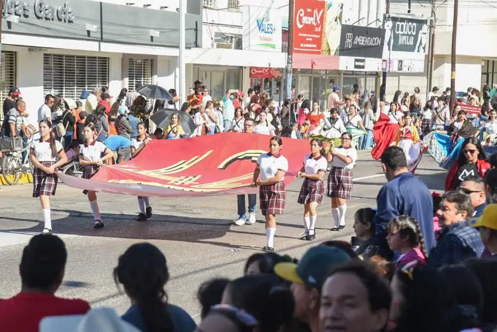 Desfile cívico por la Revolución Mexicana en el municipio de Ahome