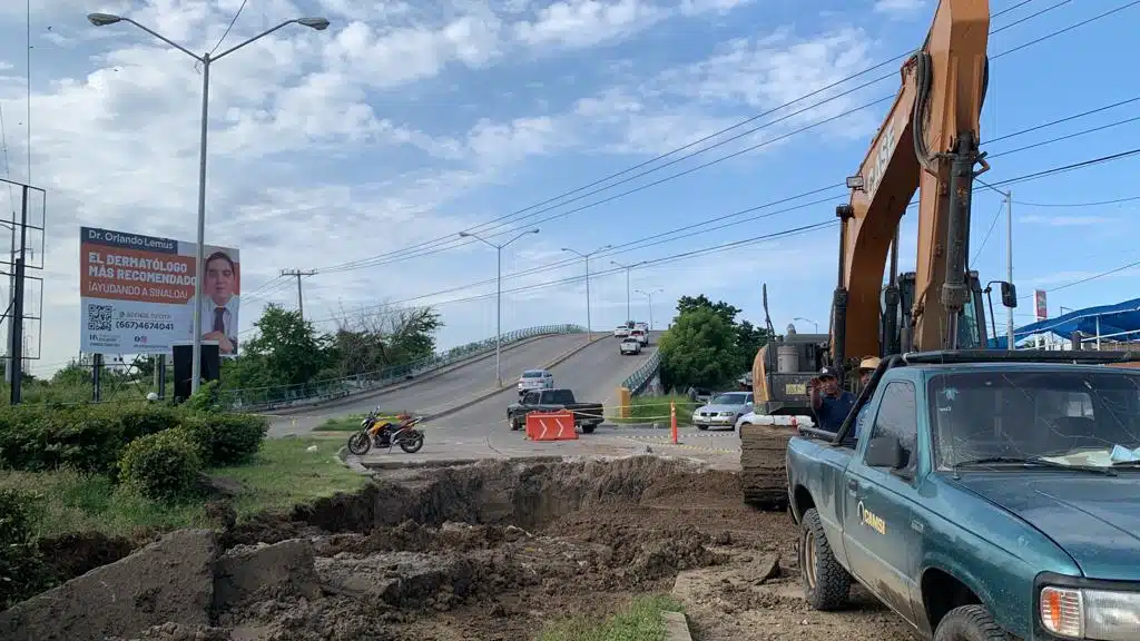 Trabajos de reparación en el socavón del puente de Prados del Sol