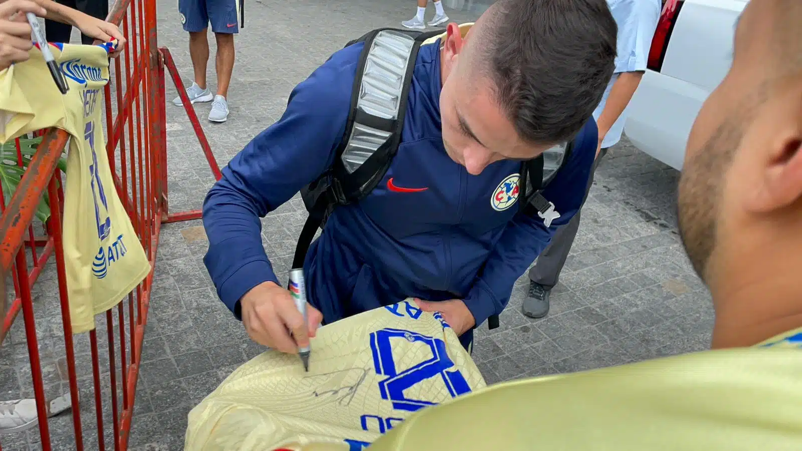 Álvaro Fidalgo firmando un jersey del América