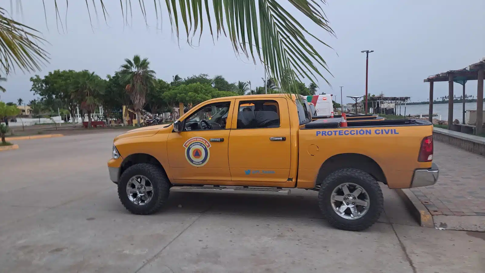 Vehículo de Protección Civil en el puerto de Teacapán