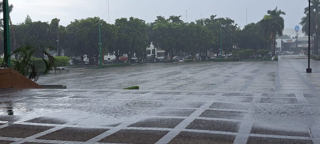 Lluvia cayendo por la zona donde se encuentra el Palacio de Gobierno en Culiacán
