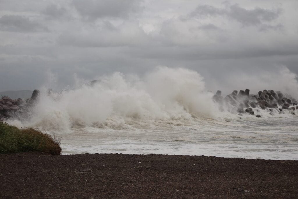 Fuerte oleaje en Mazatlán por huracán Norma