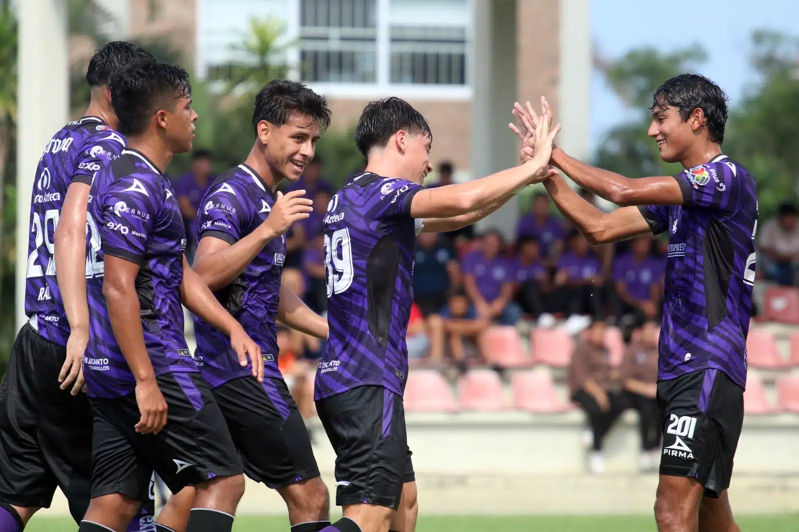 Mazatlán FC festejando en conjunto