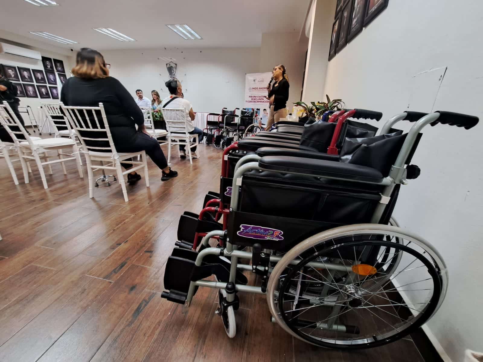 Sillas de ruedas en el interior de un salón de eventos