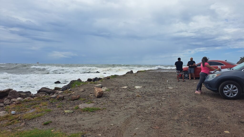 Turistas disfrutan del clima que trae "Norma" a Mazatlán