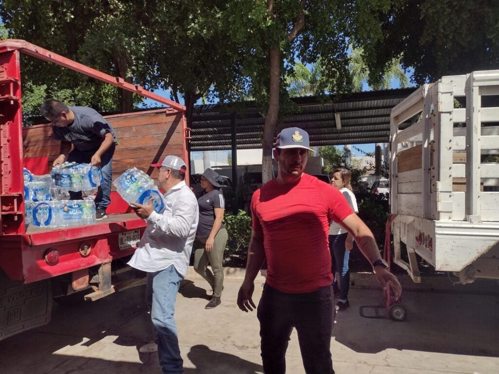 Entrega de apoyos en Guasave a damnificados por "Norma"