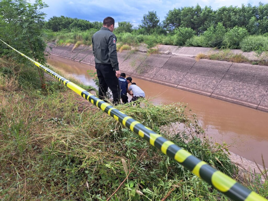 Autoridades realizando labores para rescatar el cuerpo sin vida en el canal Humaya
