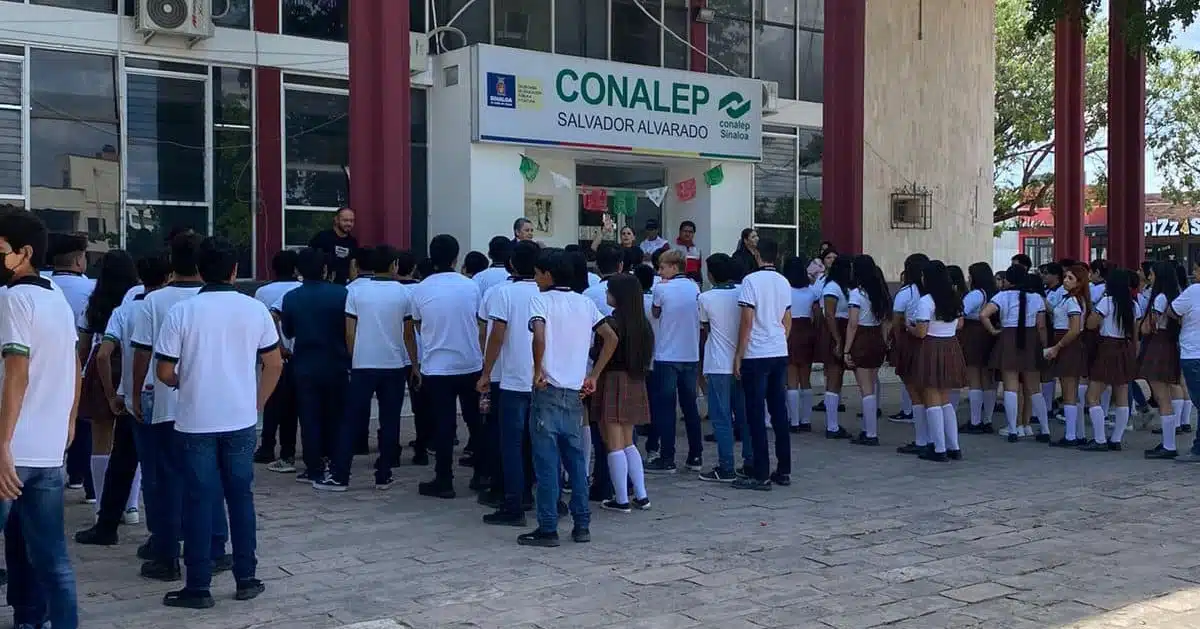 Estudiantes reunidos a las afueras del Colegio Nacional de Profesional Técnica (Conalep)