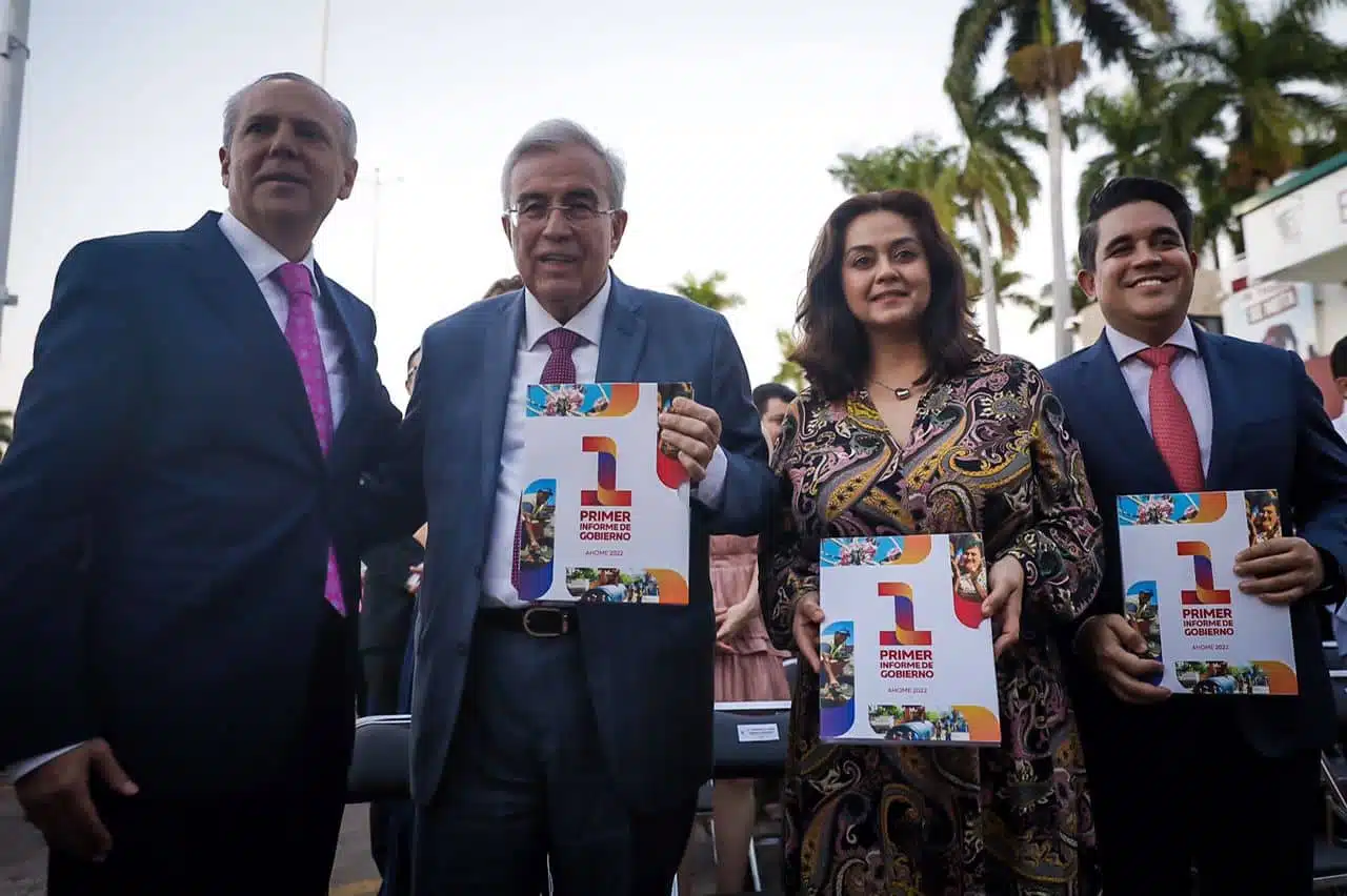 Gobernador Rocha Moya acompañando al alcalde Gerardo Vargas Landeros en su primer informe de gobierno
