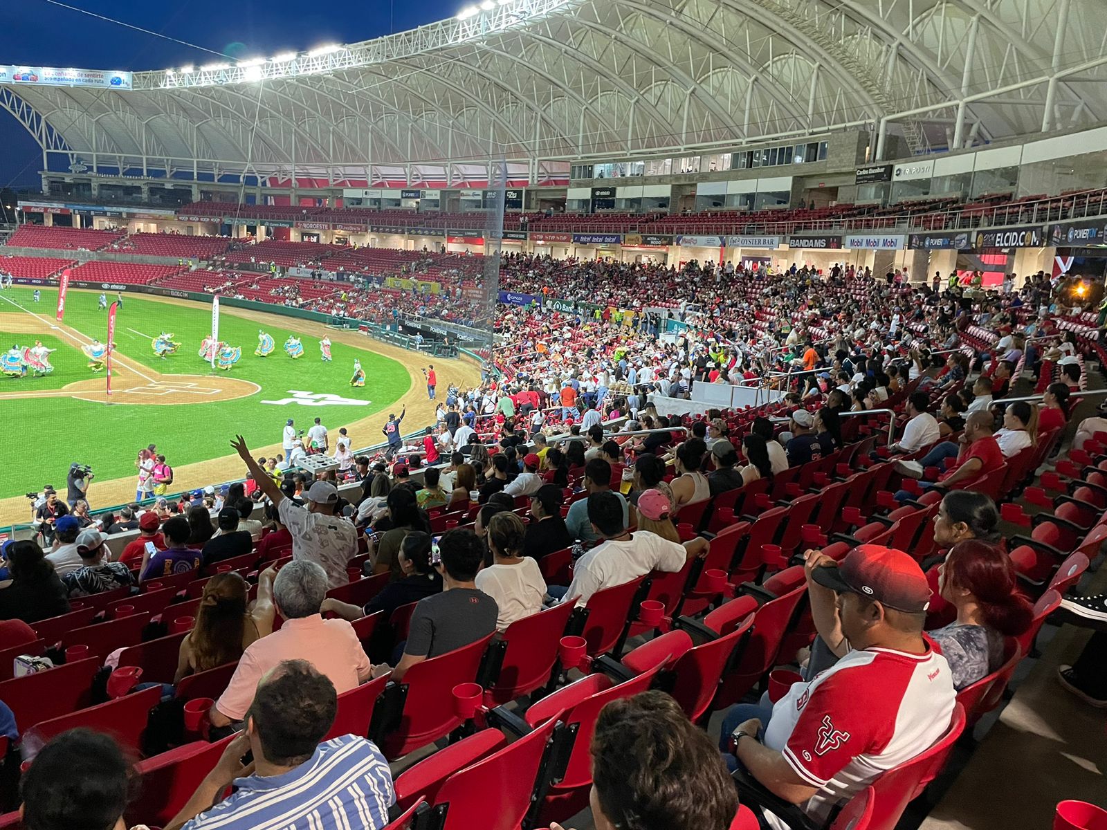 Aficionados llegando al estadio Teodoro Mariscal