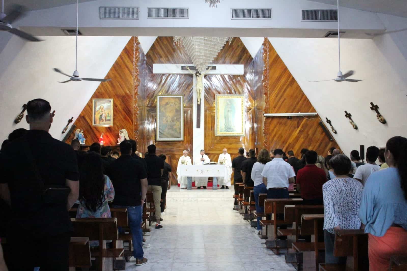 Directivos y jugadores de Venados de Mazatlán en la misa tradicional en la iglesia de la Sagrada Familia.