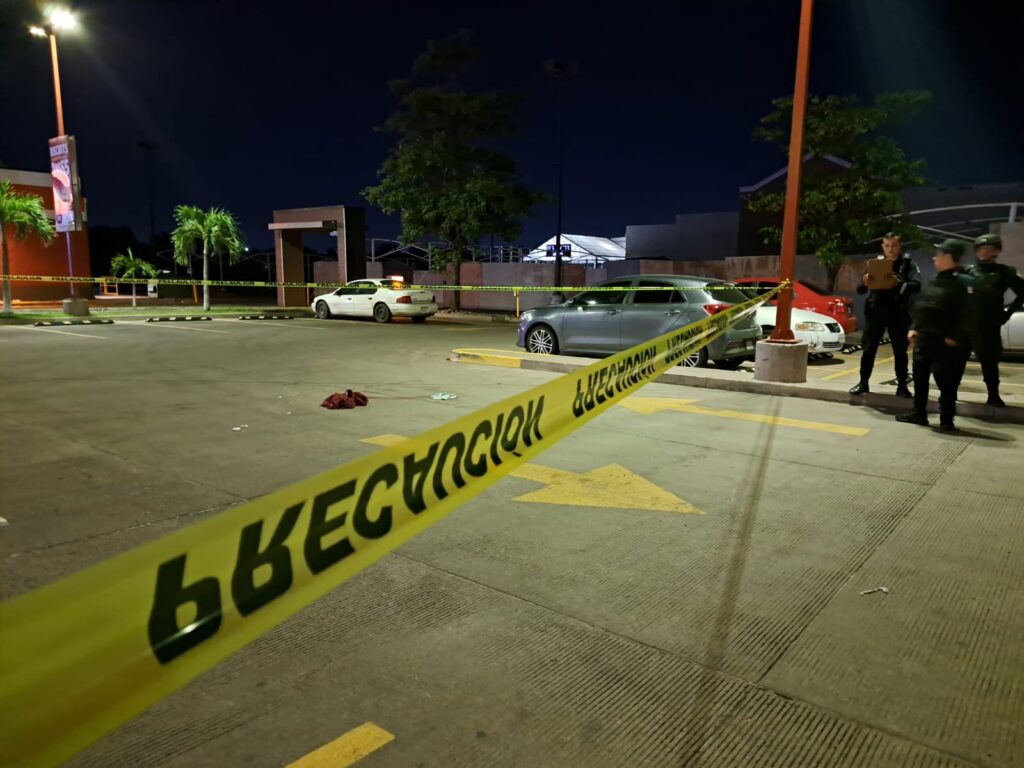 Zona acordonada en el estacionamiento de un restaurante