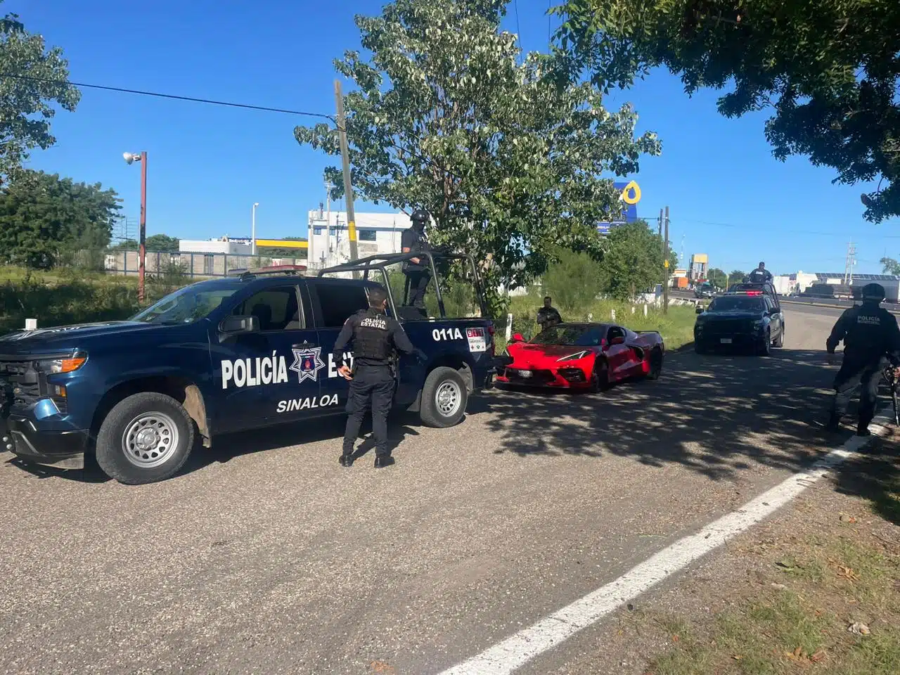 Policía Estatal recuperando el lujoso vehículo con reporte de robo