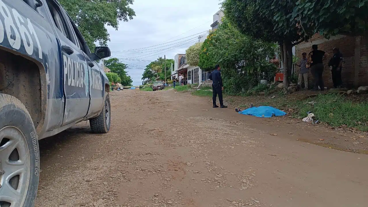 Policía Municipal en el lugar donde se encuentra el cuerpo sin vida de un adulto mayor