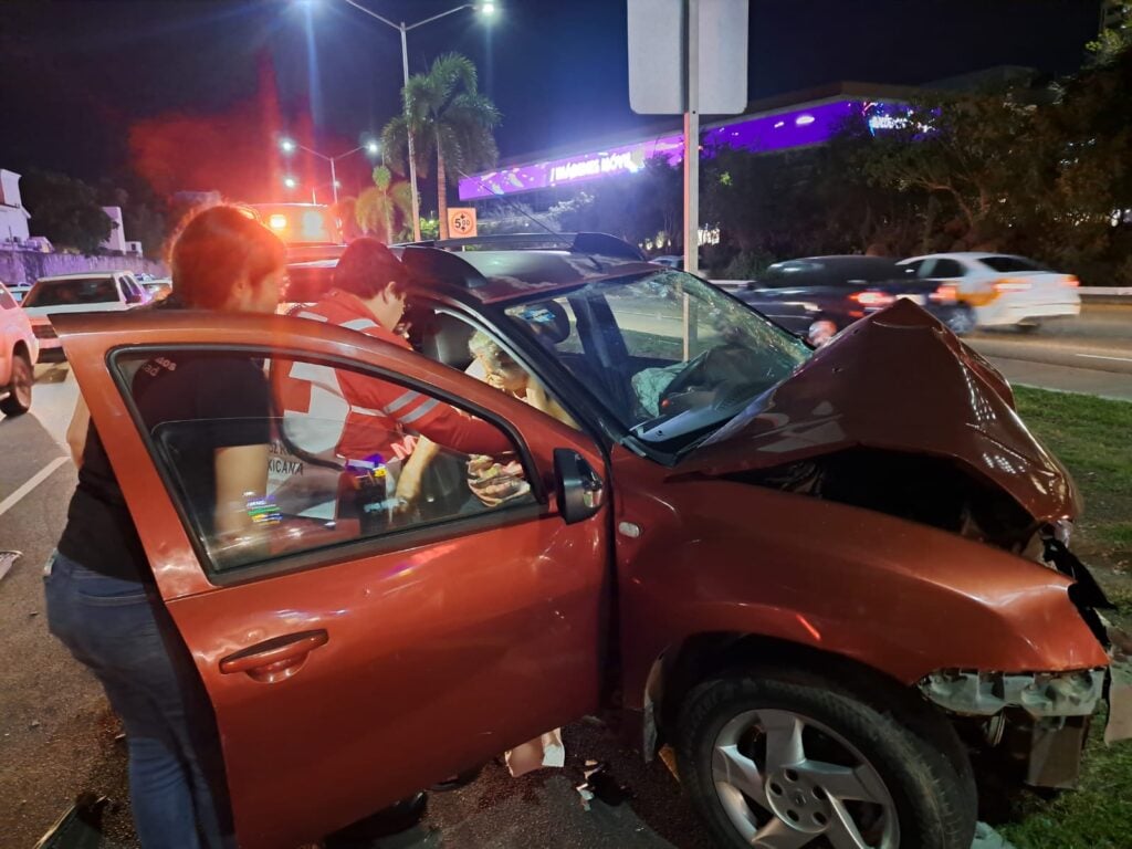 Paramédicos de Cruz Roja presentes en el aparatoso accidente