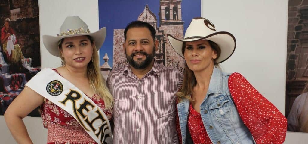Moisés Ríos Pérez con Karina Alcántar y Liz Romero