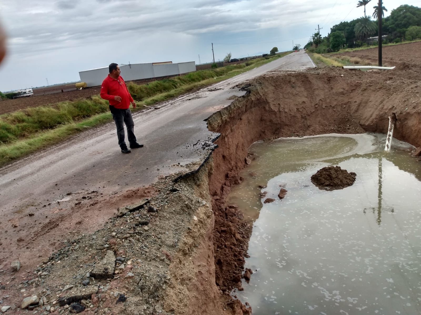 Socavón en la carretera a El Huitussito
