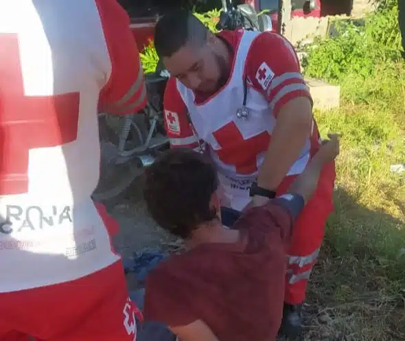 Paramédicos de Cruz Roja auxiliando al joven que convulsionó