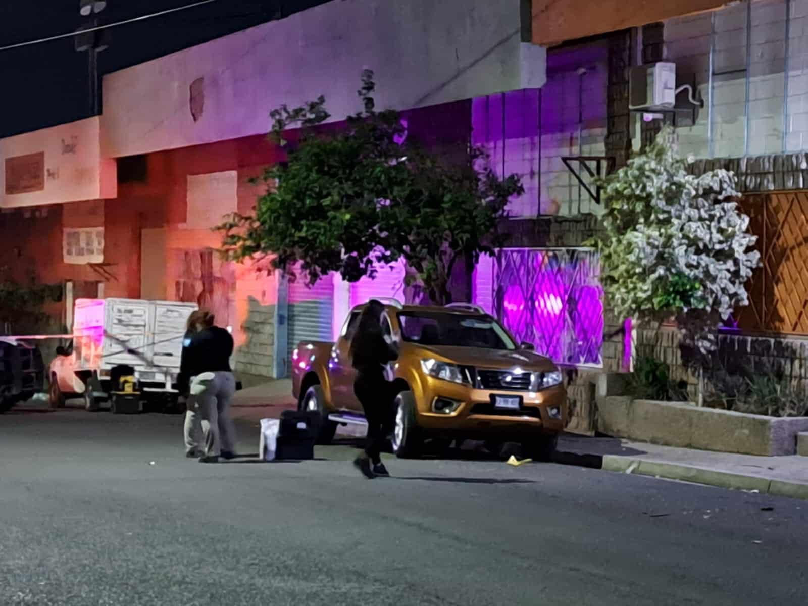 Autoridades junto a la camioneta en la que viajaba el agente de la PEP