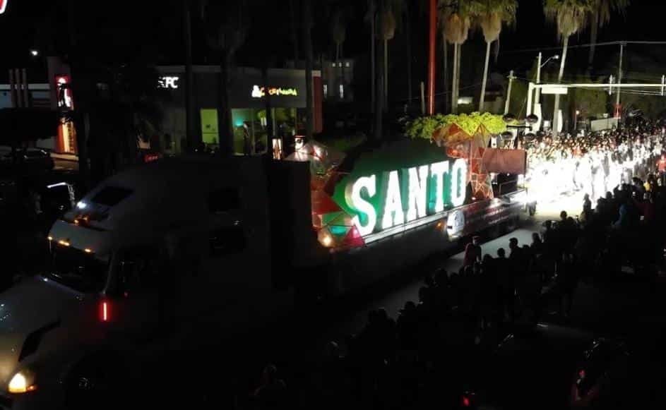Desfile "Jesús Es La Onda" por una de las calles de Los Mochis
