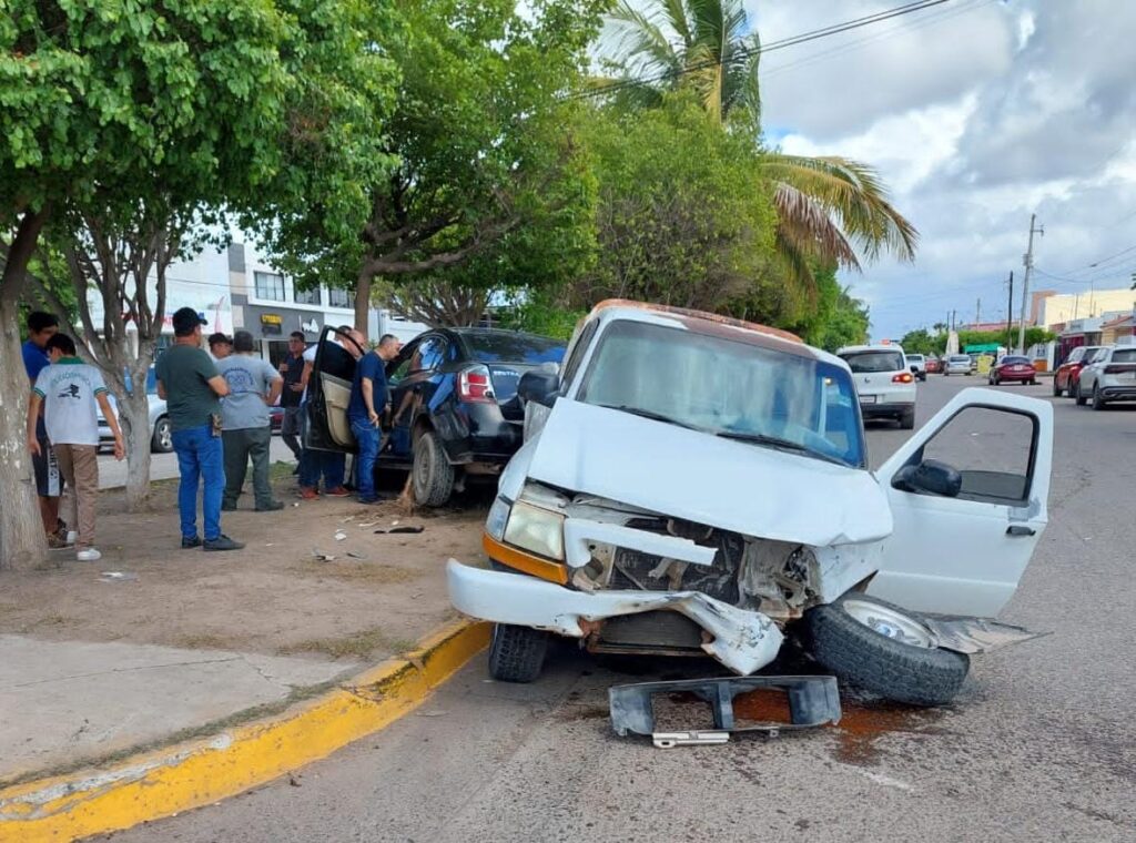 Aparatoso accidente en transitado crucero de la colonia Del Bosque