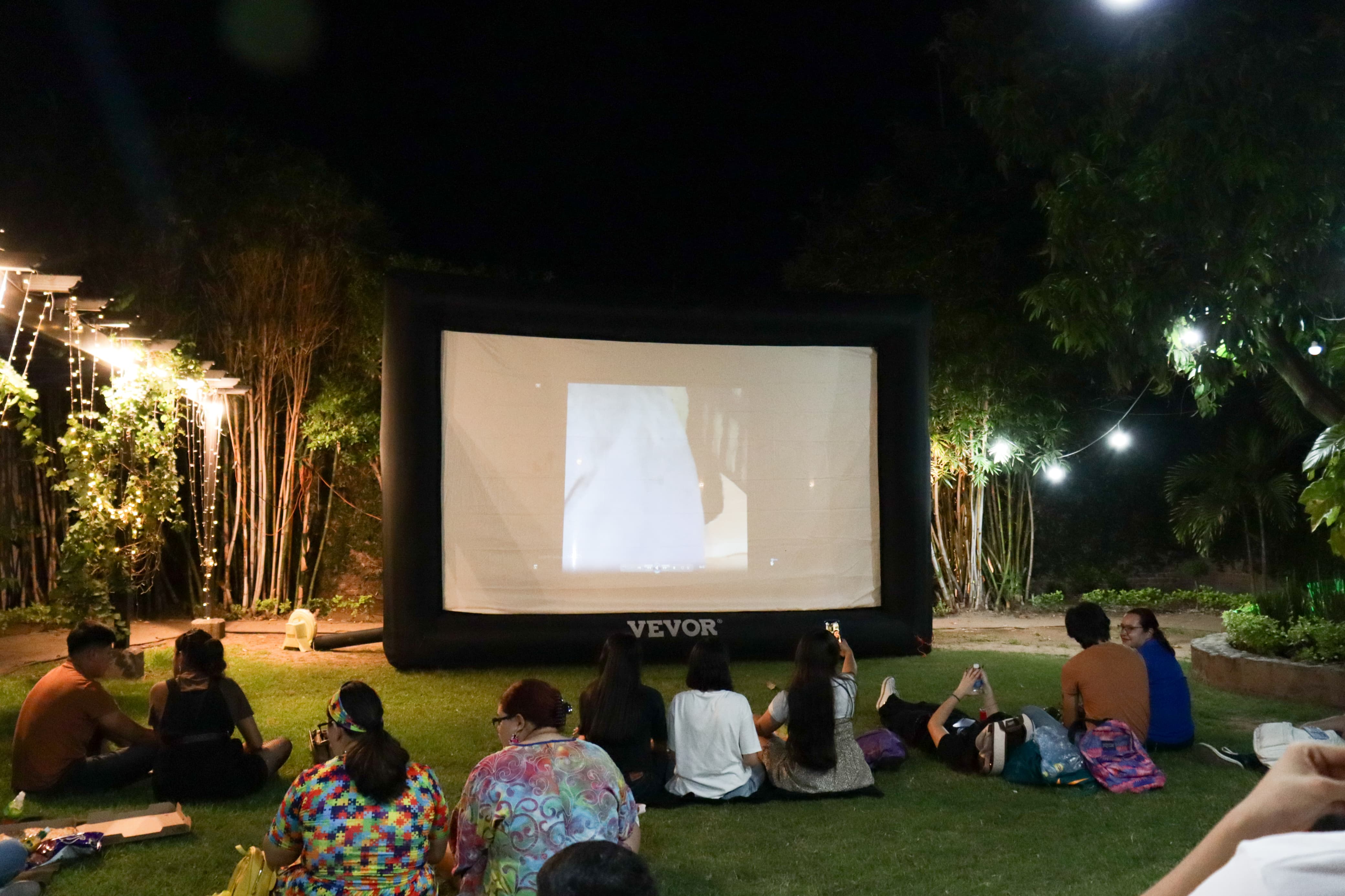 Jóvenes disfrutando de una noche de cine por parte del IMJU
