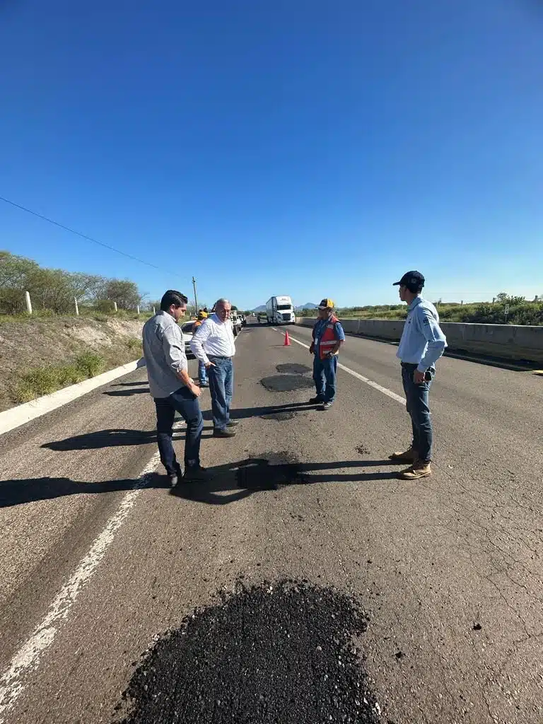 Gobernador Rubén Rocha Moya durante su supervisión en los trabajos de bacheo en la autopista Benito Juárez