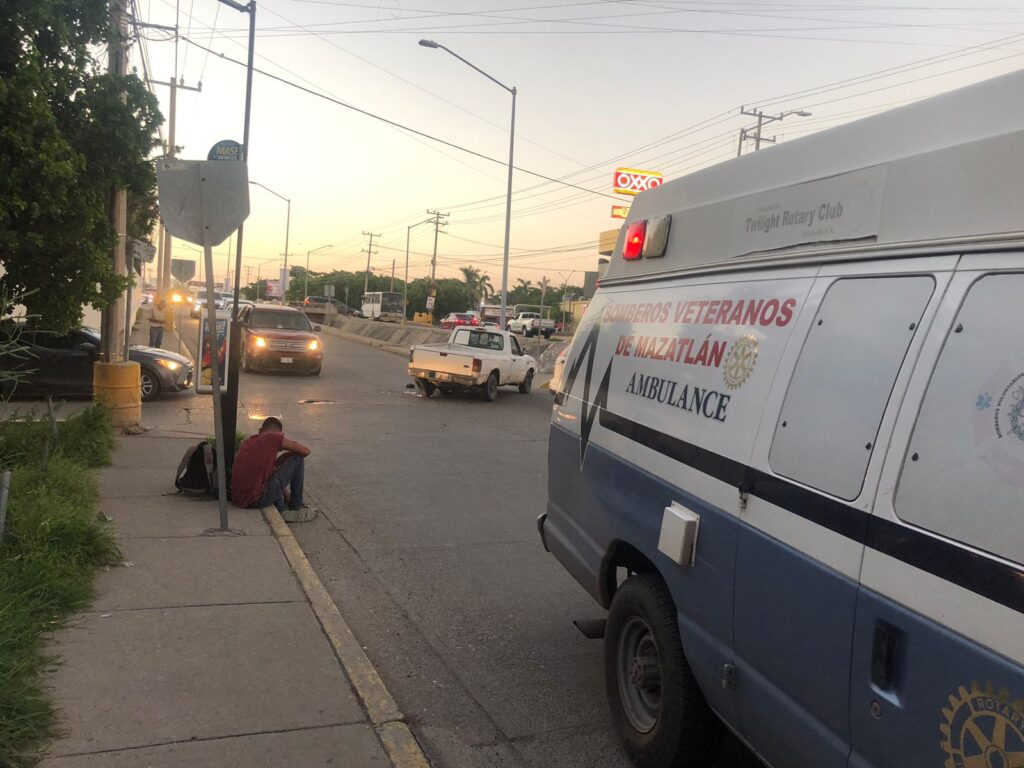 Ambulancia de Bomberos Veteranos Mazatlán en el lugar del accidente