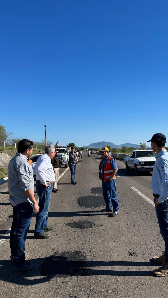 Gobernador Rubén Rocha Moya durante su supervisión en los trabajos de bacheo en la autopista Benito Juárez
