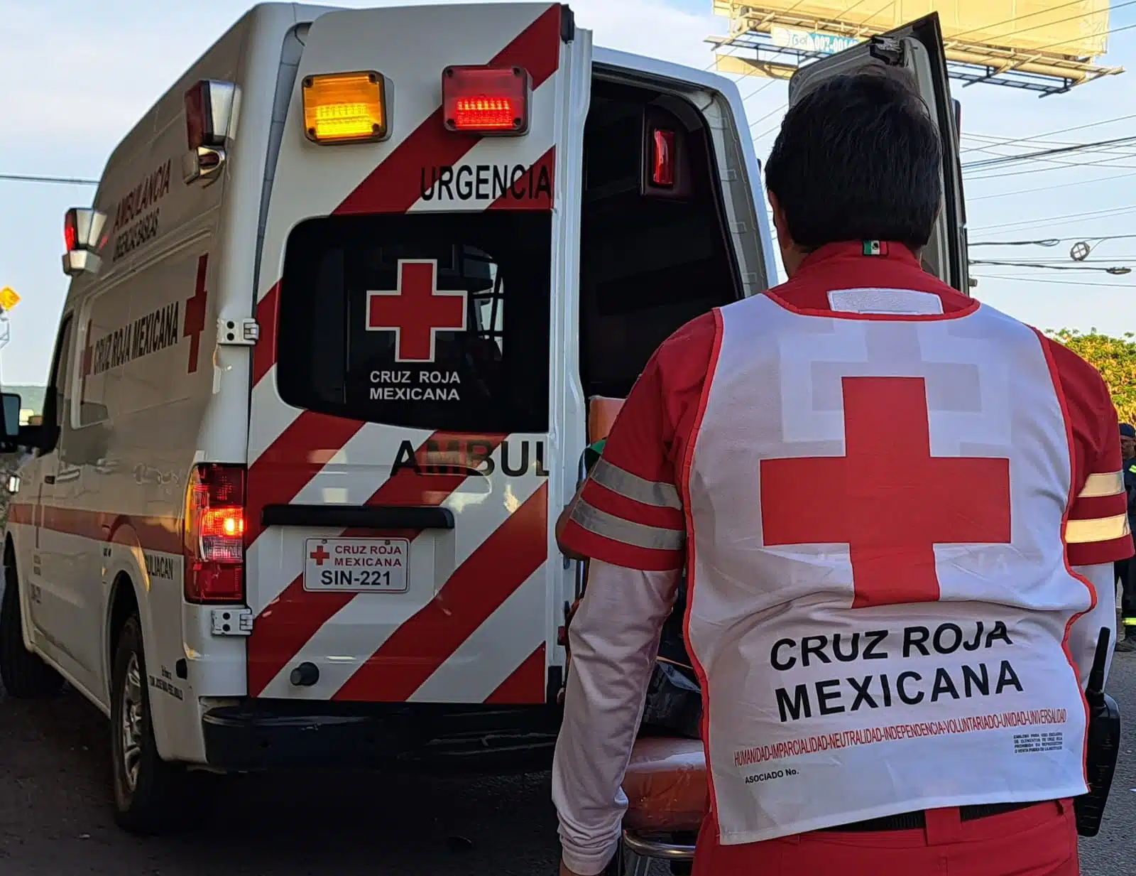 Una ambulancia y un paramédico de Cruz Roja Mexicana
