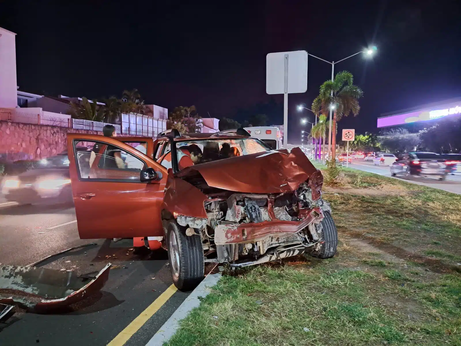 Vehículo Renault Duster con aparatosos daños en la carrocería