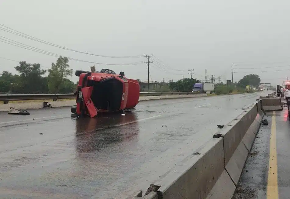 Camioneta volcada sobre la México 15