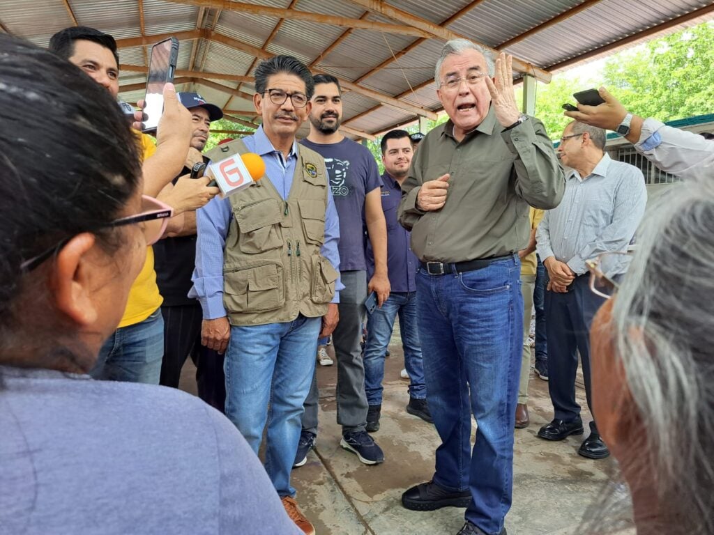 Gobernador Rubén Rocha Moya durante su supervisión en el refugio temporal de El Burrión