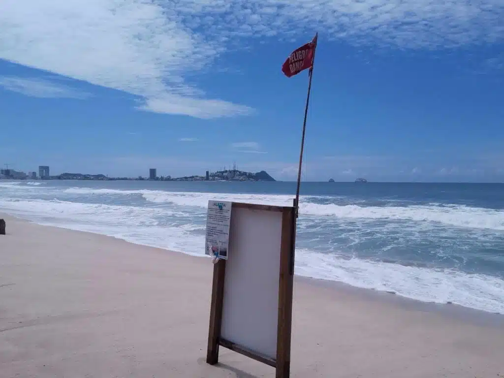 Bandera roja en playa de Mazatlán