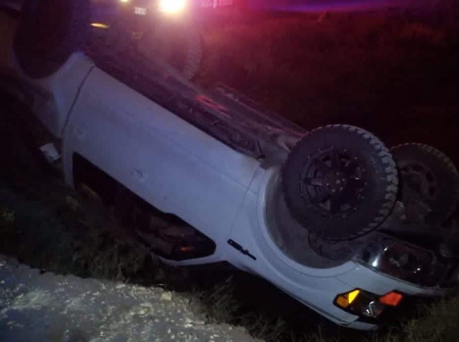 Camioneta pick up Ford volcada al interior de un canal