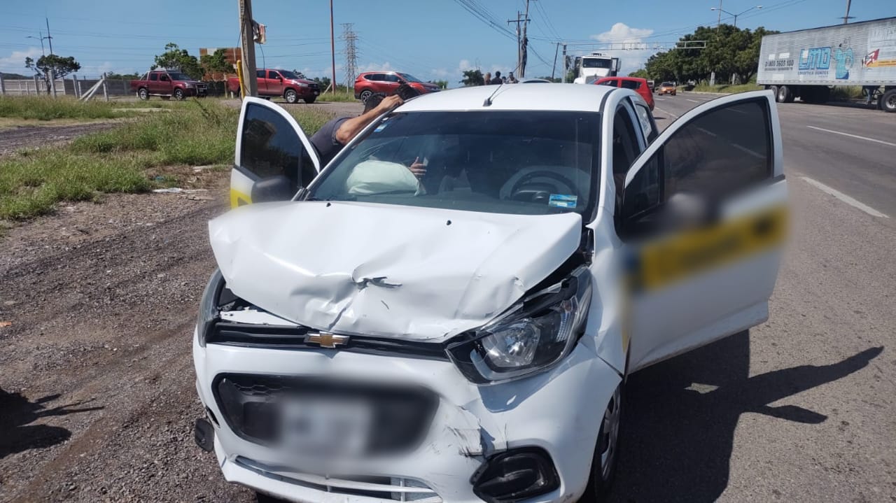Automóvil accidentado por la méxico 15 a la altura d una Termoeléctrica.