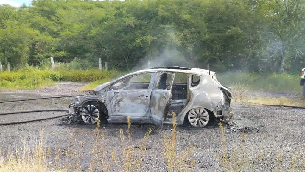 Automóvil es consumido por el fuego en la autopista Mazatlán-Culiacán