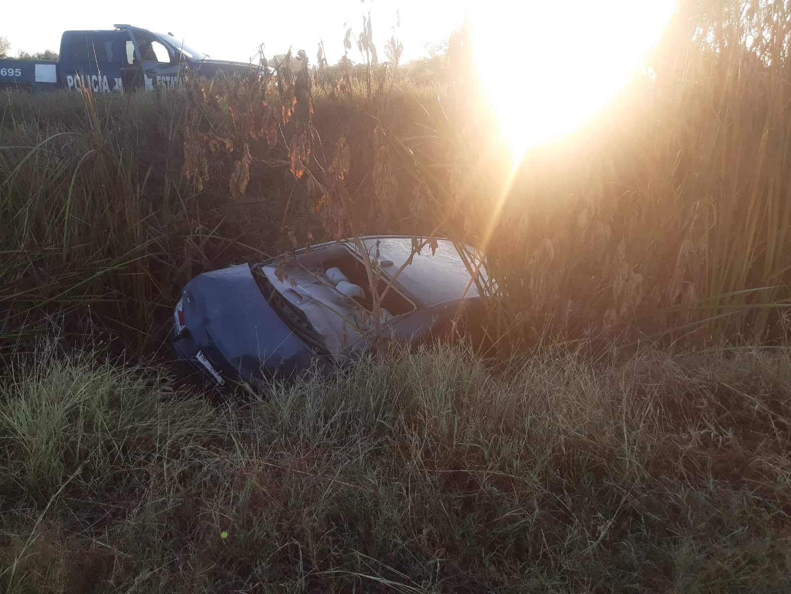 Localizan un auto dentro de un dren en Guasave