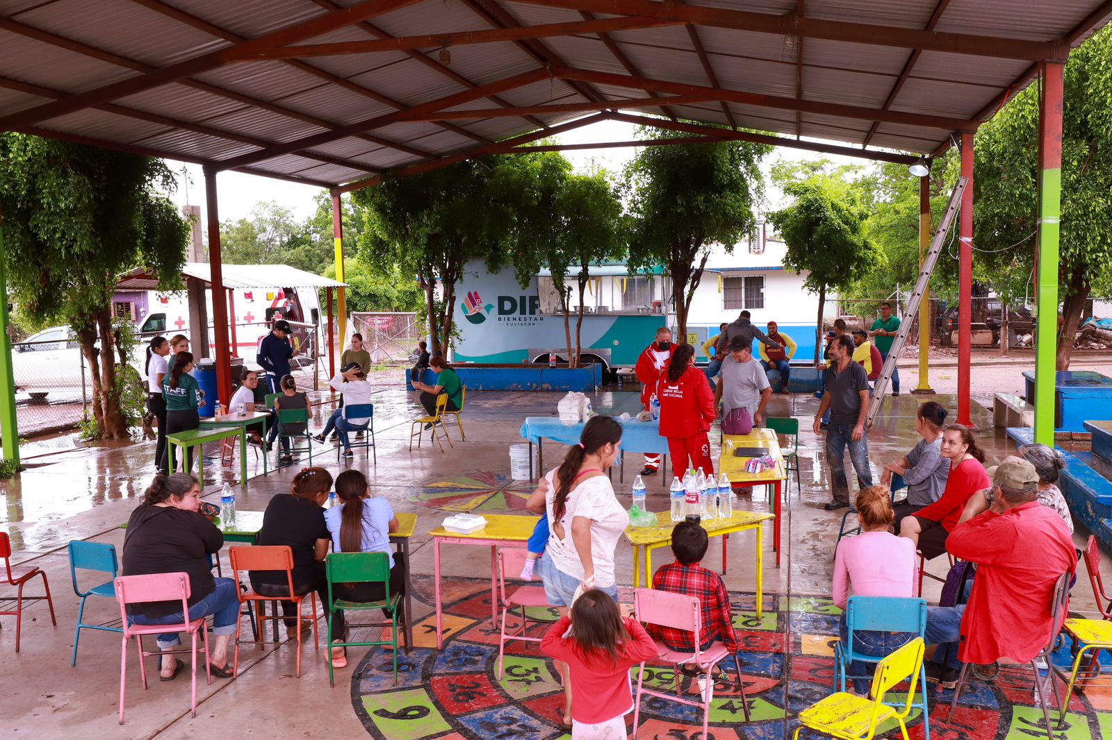 Sistema DIF Bienestar activó la cocina móvil Alajibua para llevar alimento a albergue