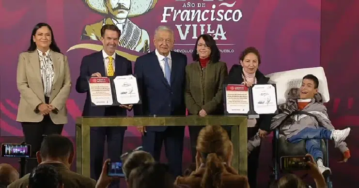 AMLO firma convenio Teletón