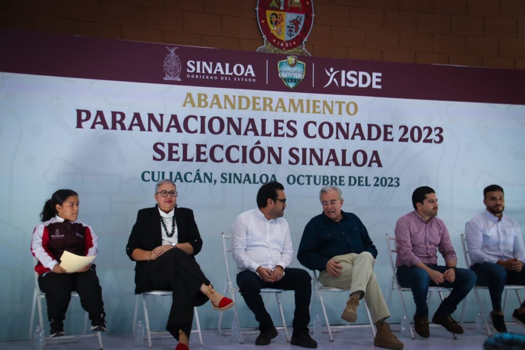 Autoridades en el abanderaiento de Paranacionales Conade 2023